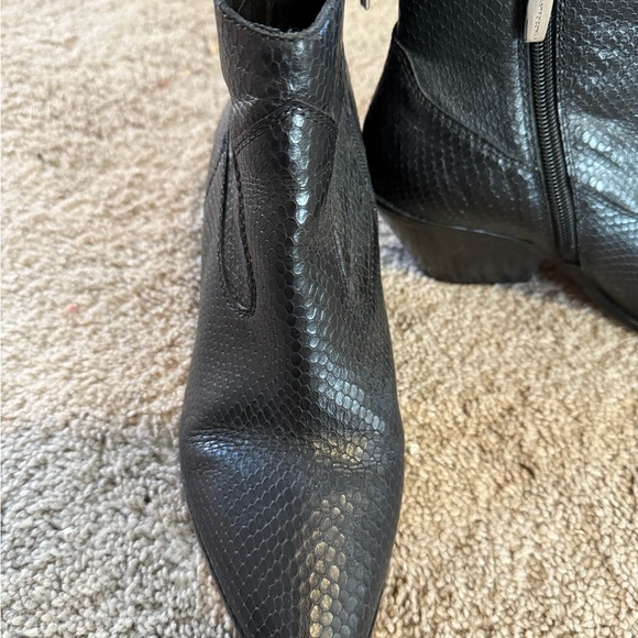 👢Vince Camuto Snake Embossed Pointed Toe Bootie - Size 8.5 - Picture 8 of 12